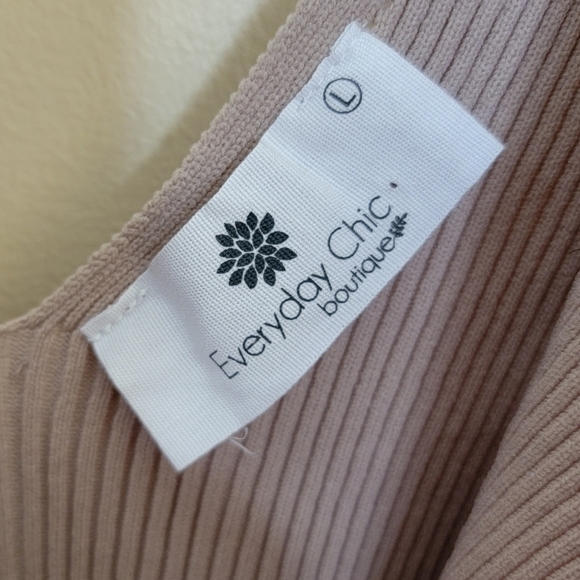 Everyday Chic Boutique | Tan Ribbed V-neck Tank Bodysuit Size Large - Picture 3 of 4